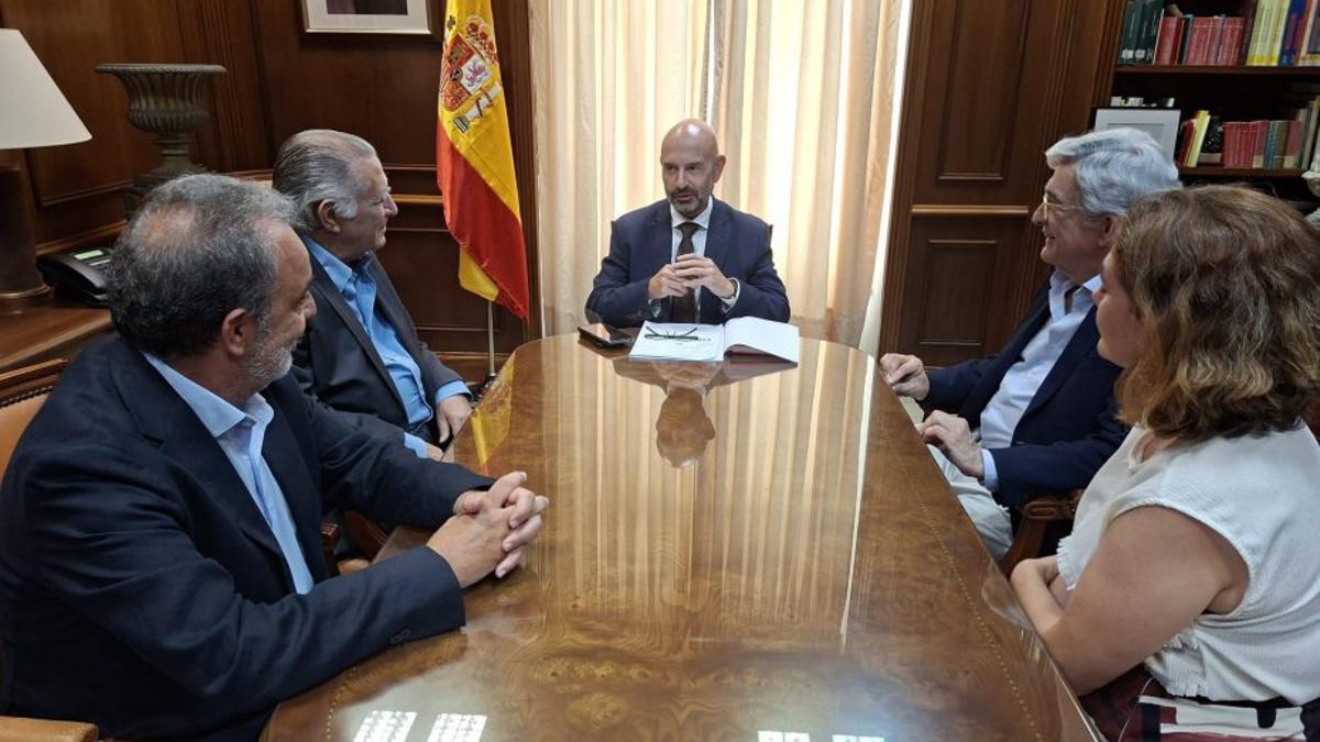 Javier Salas y Ángel González, con Villafaina y su equipo. | L.O.