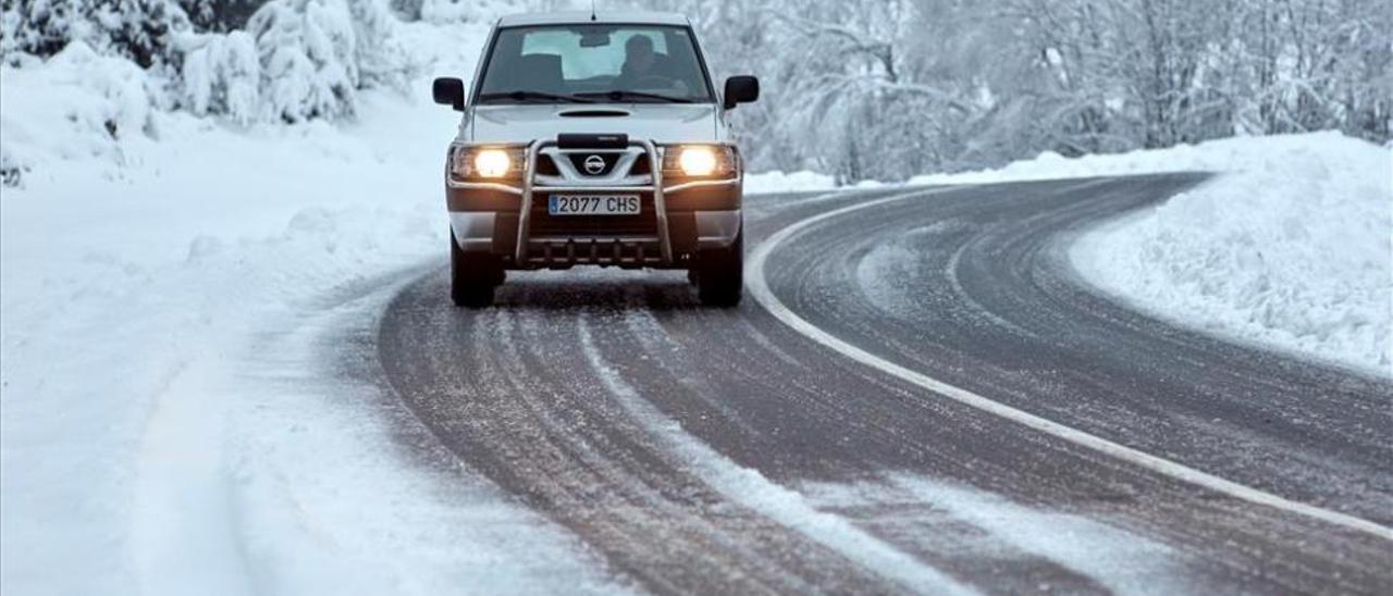 La DGT desvela el truco para quitar el hielo del limpiaparabrisas en invierno