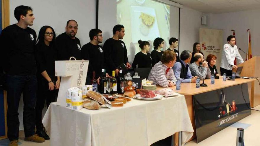 Alumnos, profesores y cocineros durante la presentación de la segunda edición del proyecto.