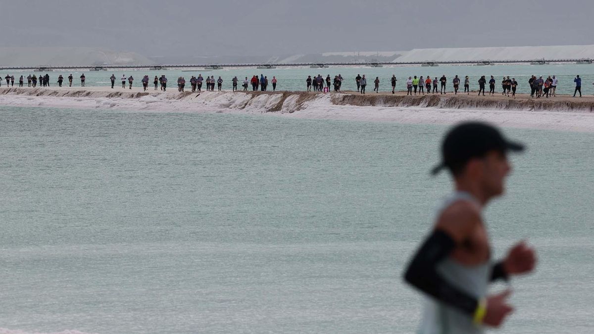 Ein Bokek (Israel), 07/02/2025.- Corredores en acción en el punto de partida de la 6ª Maratón del Mar Muerto en Ein Bokek, el Mar Muerto cerca de la frontera entre Israel y Jordania, Israel, el 07 de febrero de 2025. Según los organizadores, alrededor de 8.000 corredores participaron en la 6ª Maratón del Mar Muerto (Maratón, Jordania) EFE/EPA/ABIR SULTAN