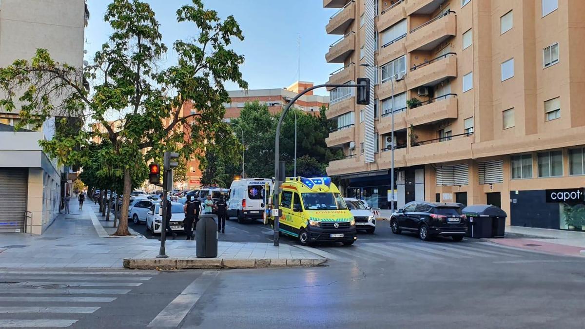 La policía y los sanitarios en el lugar del accidente, junto a la parada de taxis de la calle Saavedra Palmeiro.