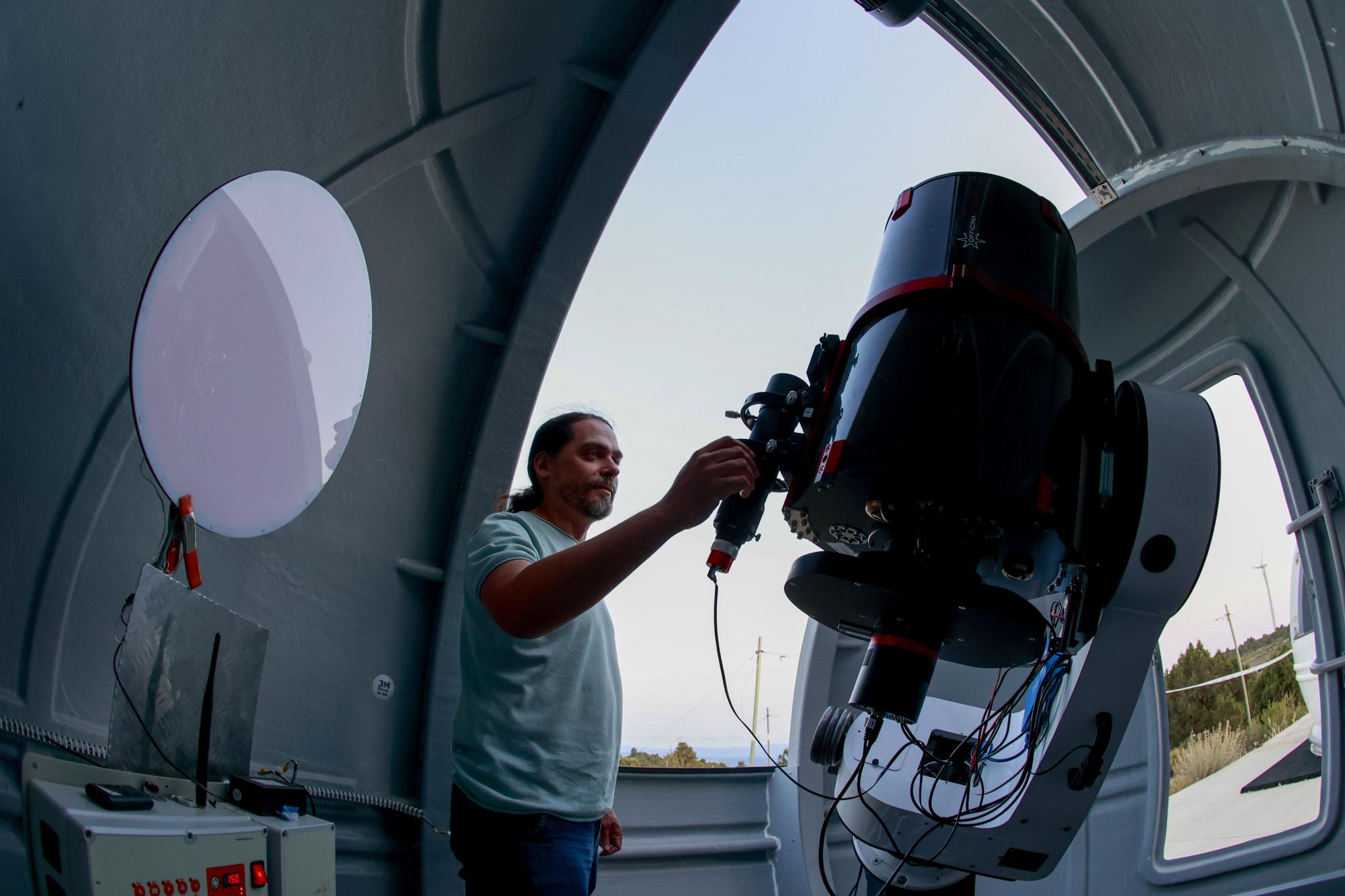 Así trabajan los astrónomos valencianos a 1.300 metros de altitud en Aras de los Olmos