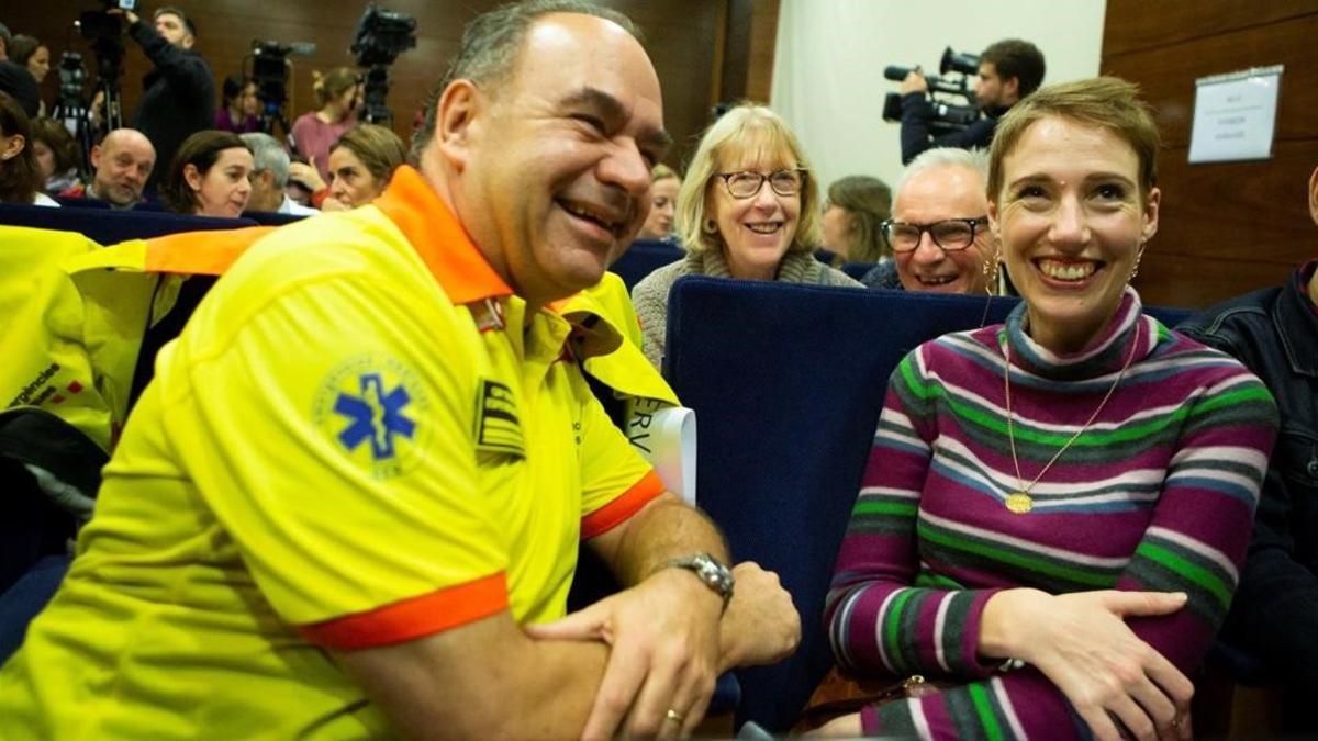 Audrey, junta a un sanitario, en la rueda de prensa en el Hospital Vall d'Hebron