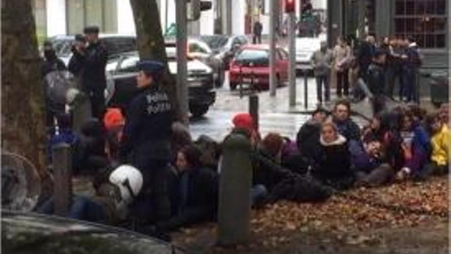 La Policia belga va mantenir els manifestants immobilitzats a terra.