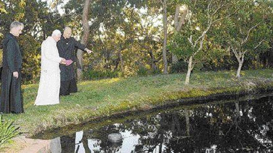 Benedicto XVI paseando ayer junto sus colaboradores por los jardines de su residencia en su viaje a Australia. / efe