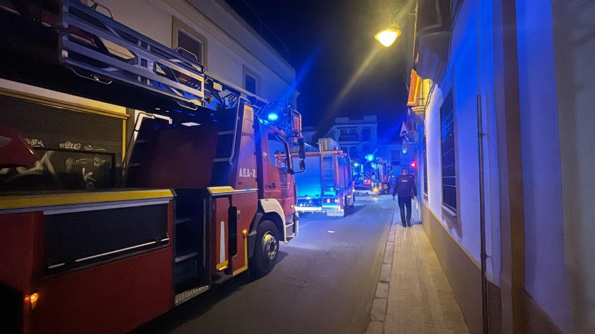 Bomberos en el entorno de La Cuchara de San Lorenzo.