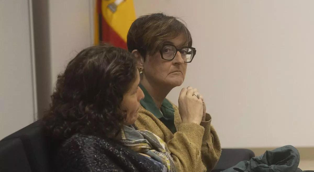 La acusada, a la derecha de la imagen, sentada en el banquillo en el juicio.