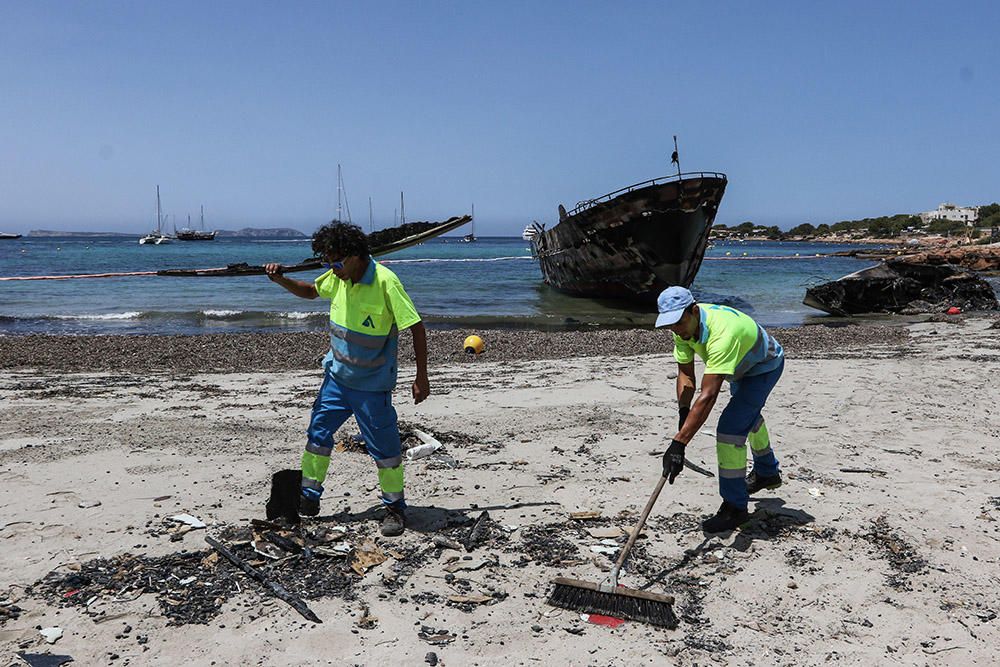 Limpieza de los restos de los barcos quemados.