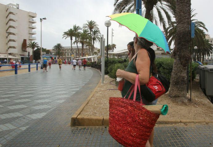 Lluvias en Alicante: a la playa con paraguas