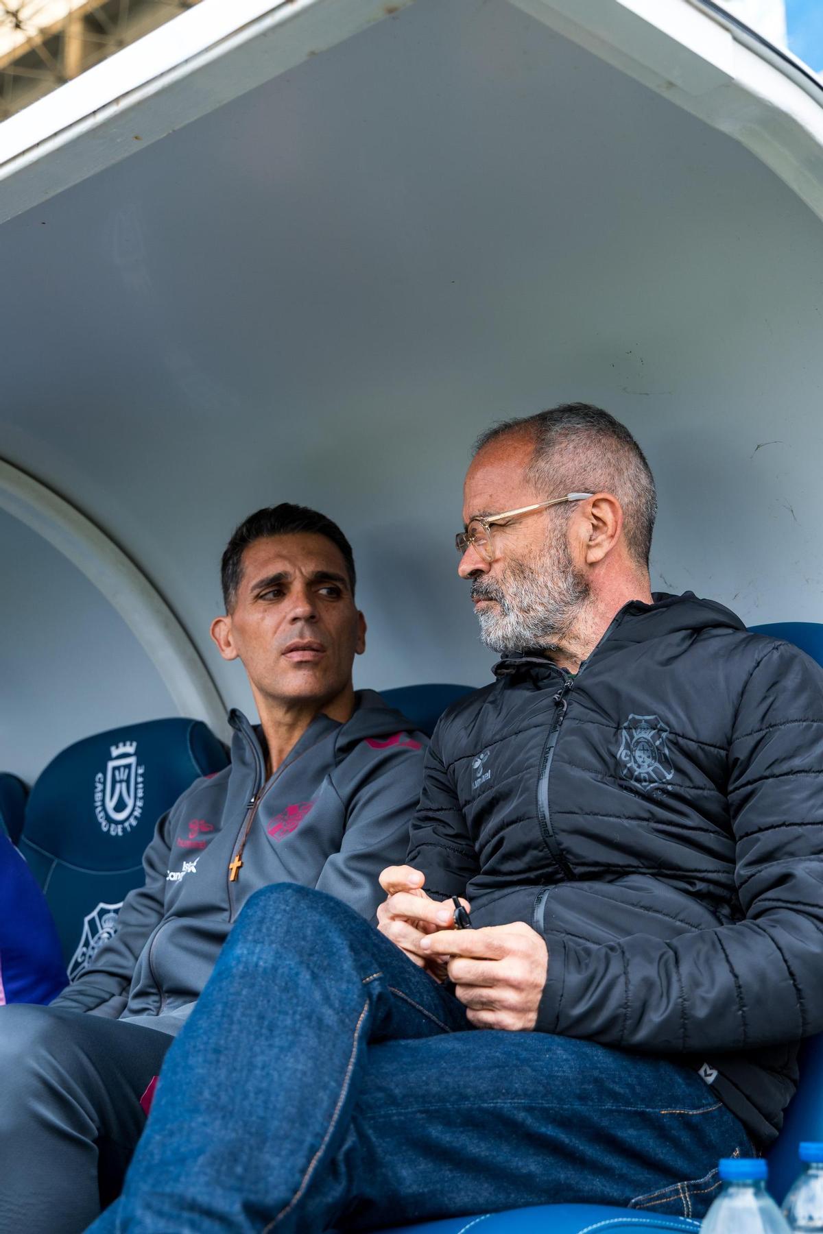 Álvaro Cervera, junto a su ayudante en el banquillo, Roberto Perera.