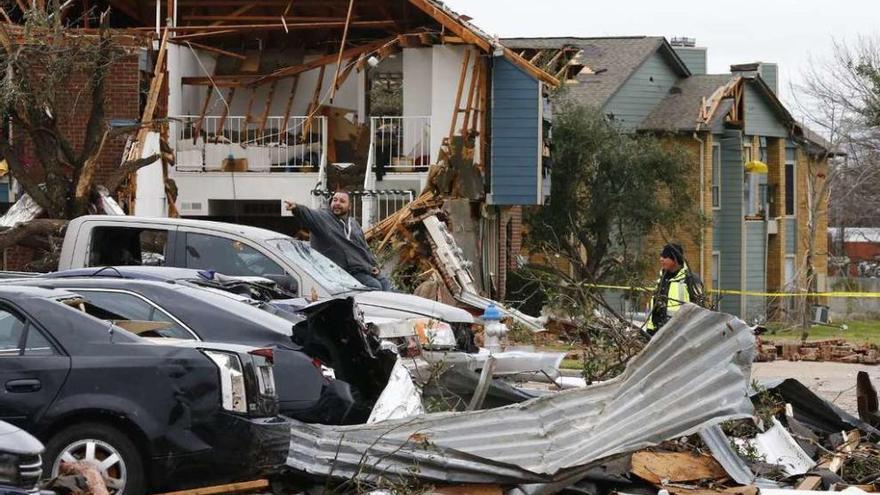 Destrozos en viviendas en Garland, Estados Unidos, tras las tormentas.