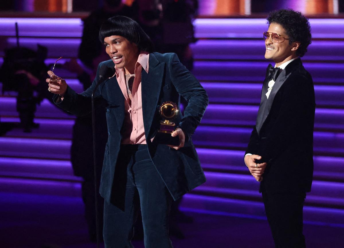 Anderson .Paak y Bruno Mars (Silk Sonic), tras recibir un Grammy.