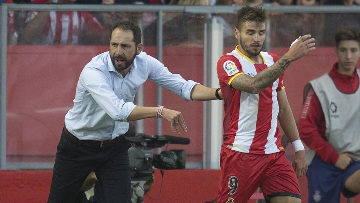 Pablo Machín, con el jugador del Girona Portu.