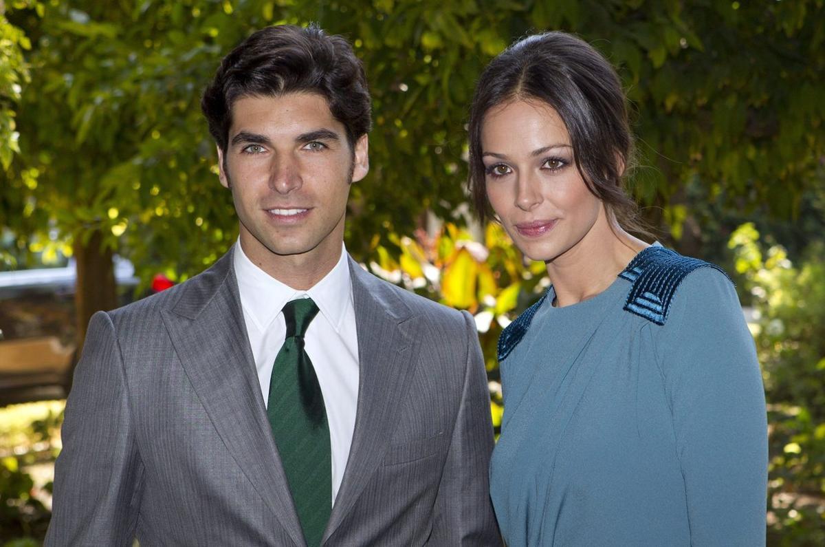 Cayetano Rivera y Eva González, en la boda de la duquesa de Alba con Alfonso Díez, en el 2011.