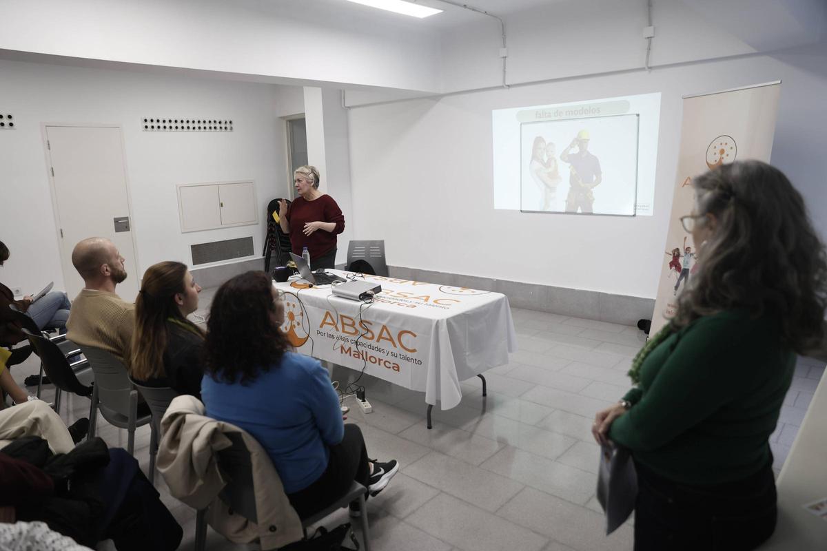 Rosabel Rodríguez durante la charla ‘Las altas capacidades y la mujer’.