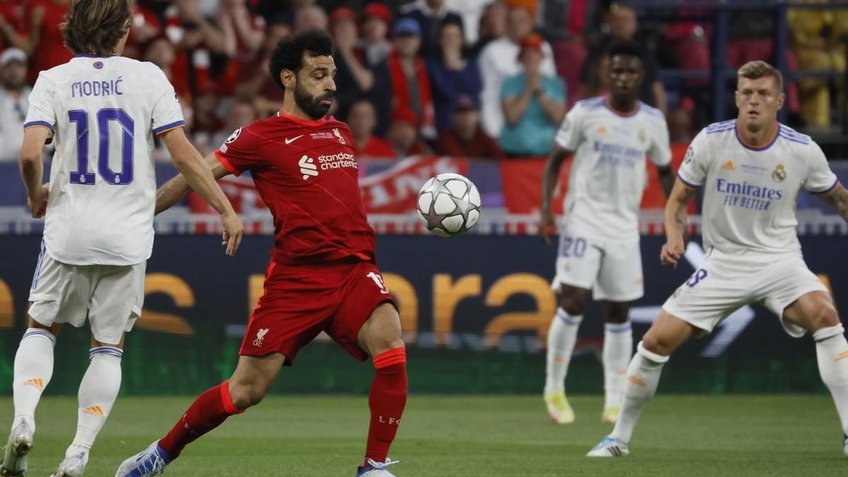 Salah controla un balón junto a Modric y Kroos en la final de la última Champions.