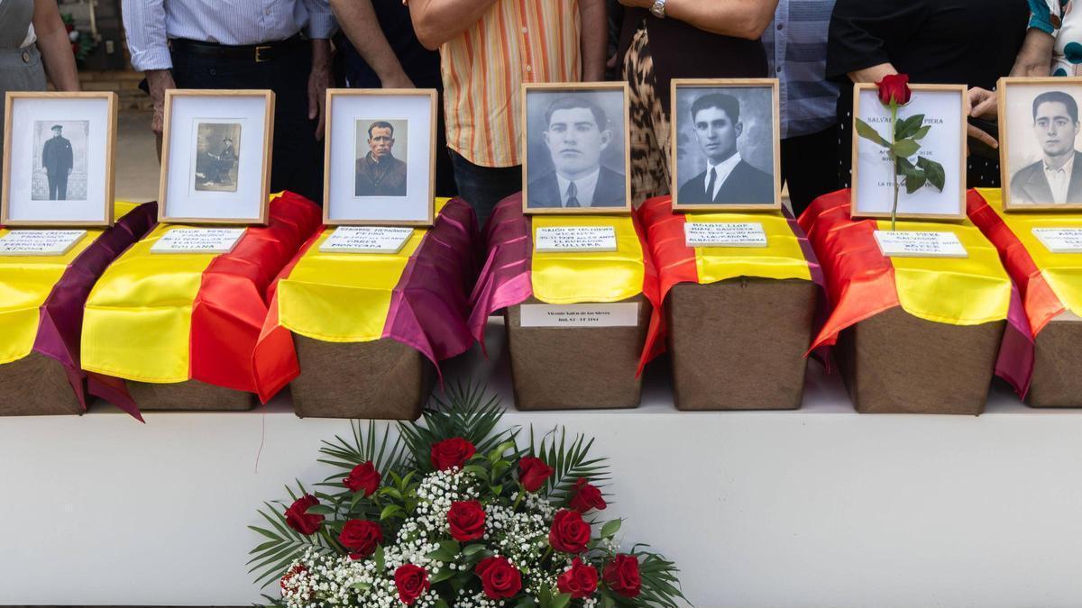 Acto de recuerdo a las víctimas enterradas en el cementerio de Paterna.