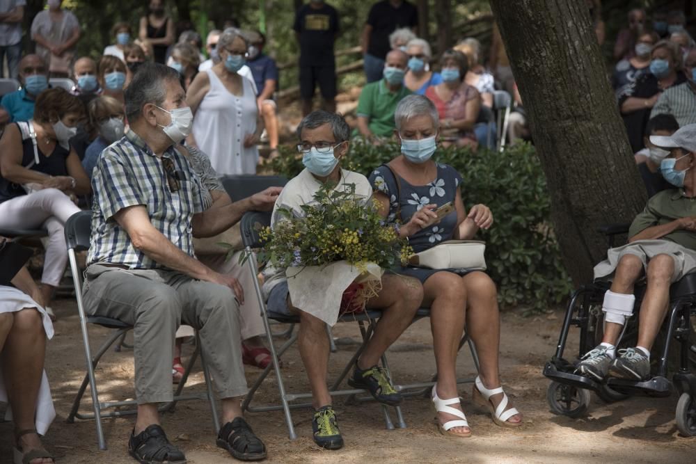 Moià alça un monòlit en memòria dels veïns que han mort durant la pandèmia