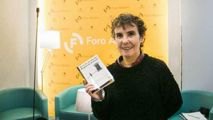 Esther Prieto, ayer, con su libro.