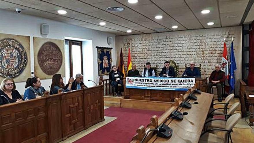 Alcaldes y representantes municipales reunidos ayer en Benavente para adherirse al movimiento.