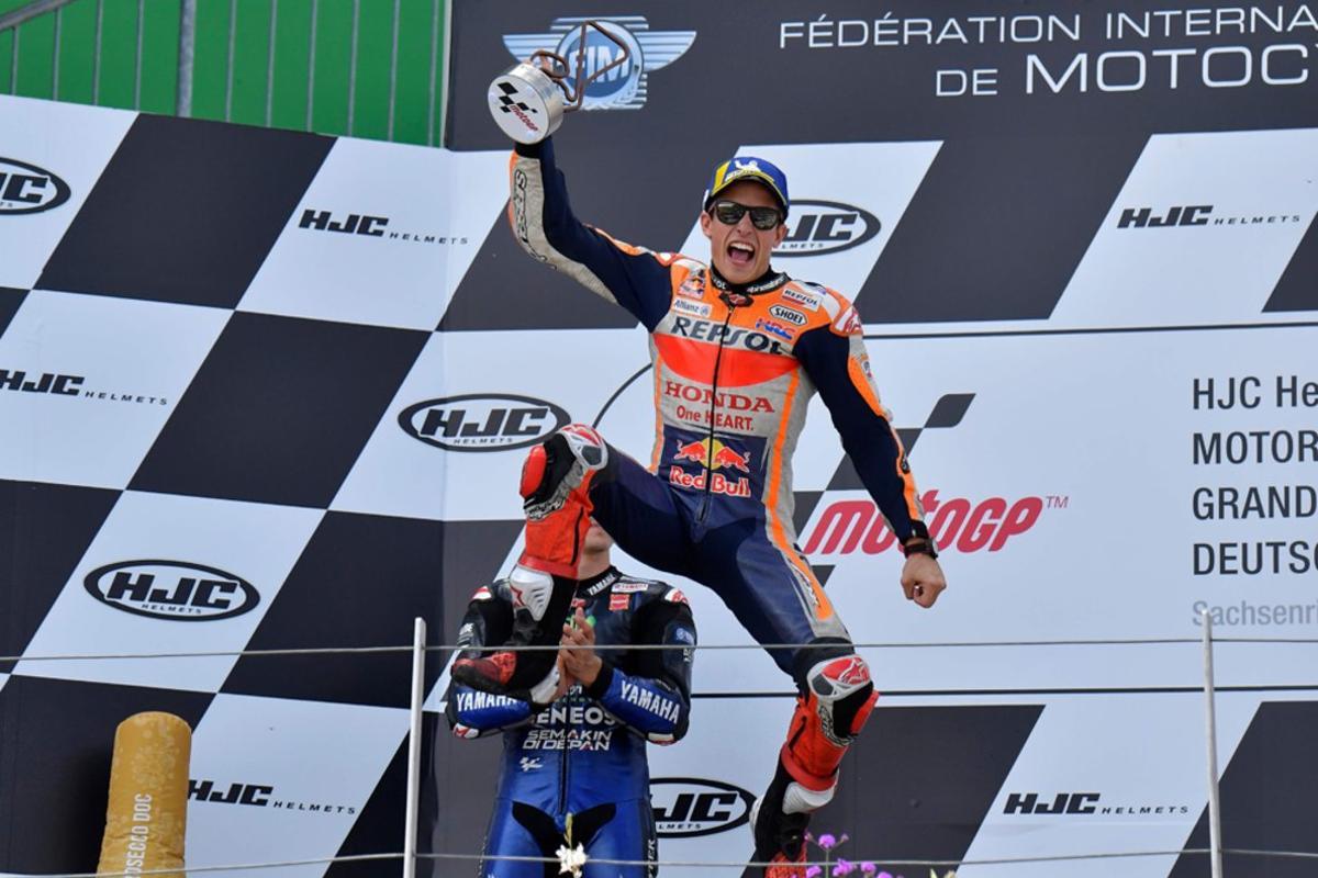 El piloto del equipo Repsol Honda Marc Marquez celebra en el podio después de ganar el Gran Premio de Moto GP de Alemania en el Circuito de Sachsenring en Hohenstein-Ernstthal, en el este de Alemania.