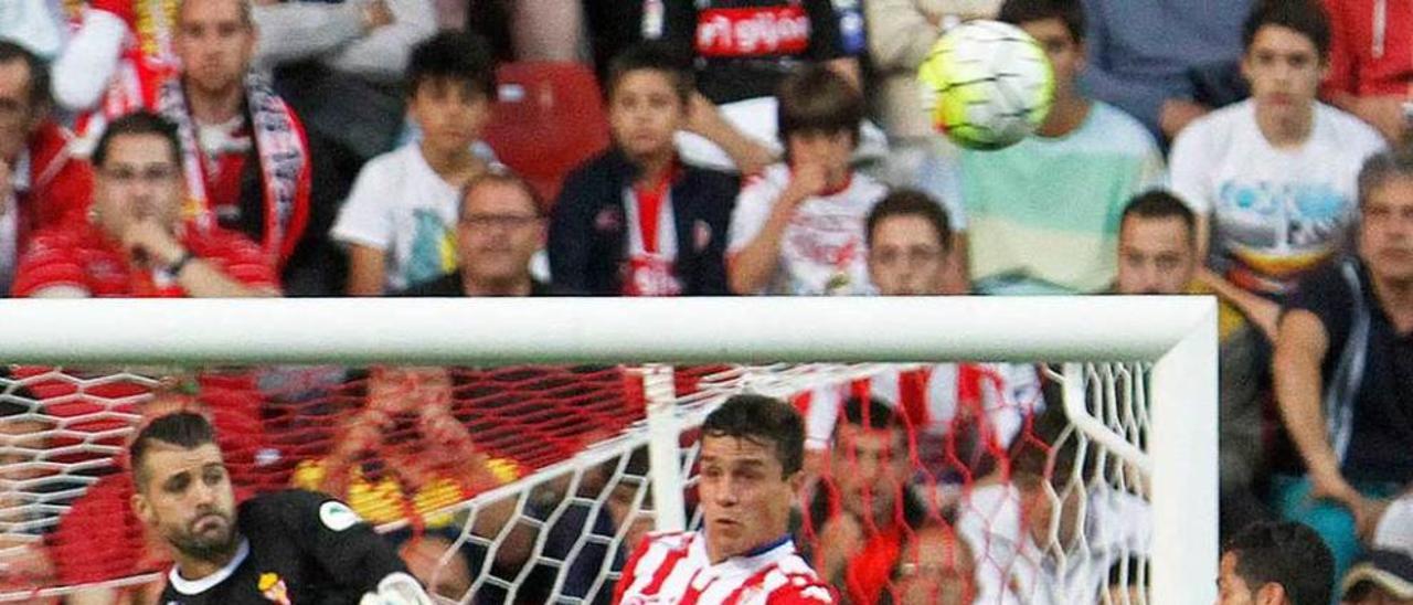 Bernardo salta con Cuéllar para despejar un balón que persigue Ronaldo en pugna con Guerrero.