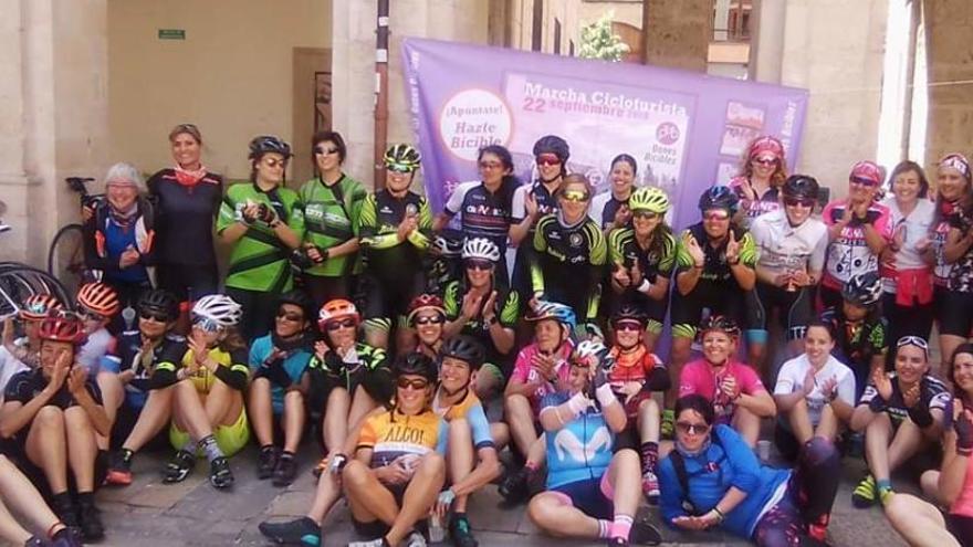 Participantes en la marcha ciclista femenina