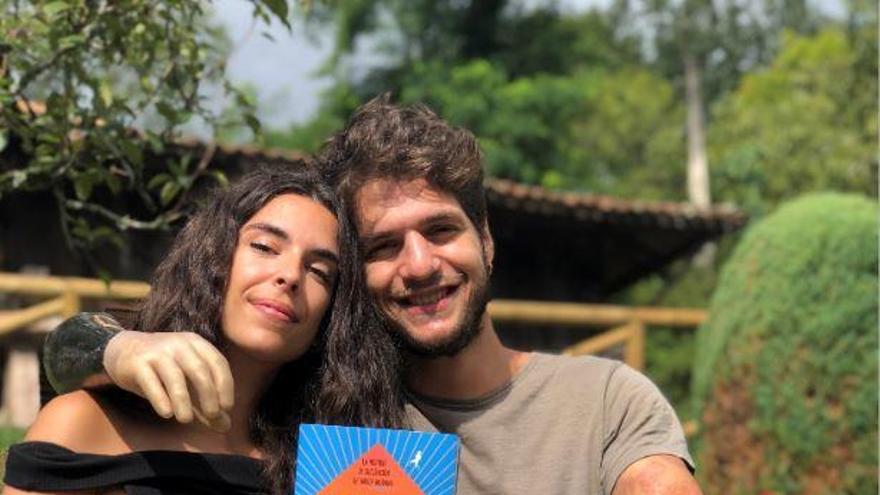 Davide Morana junto a Cecilia Cano, su pareja y autora del libro &#039;Arriba la vida&#039;. L.O.