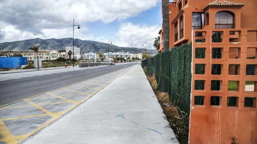 Estado actual de la acera y de la malla de cerramiento tras el derribo del muro de la urbanización Aldeamar.