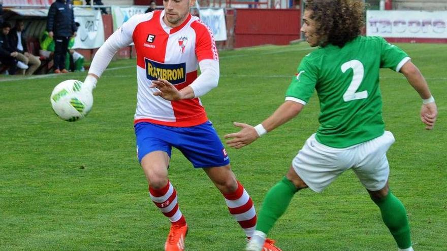 Alberto Cabanyes se lleva el balón ante la presión de Puyi en un lance del encuentro disputado ayer en A Lomba. // Iñaki Abella