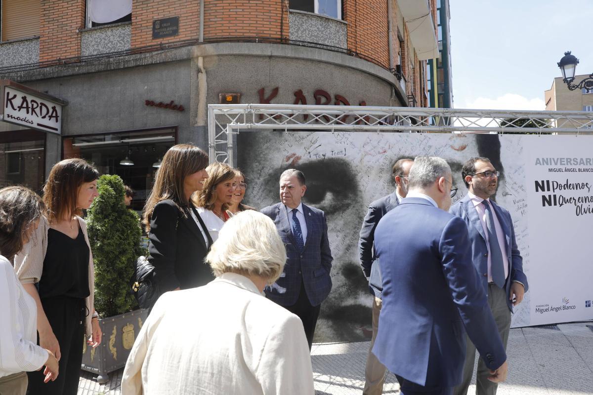 Oviedo evoca a la "España que lloró unida" por Miguel Ángel Blanco y a que los etarras "no gobiernen más"