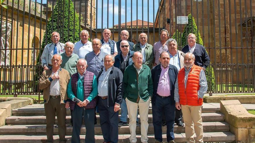 Diecisiete antiguos soldados renuevan sus lazos de compañerismo en Oviedo