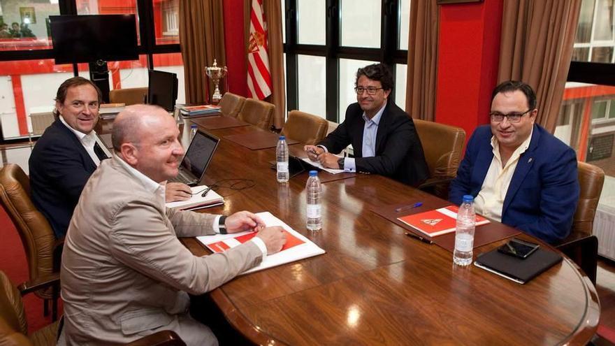 Por la izquierda, Ramón de Santiago, Javier Martínez, Fernando Losada y Javier Fernández, en la sala del consejo de administración, en Mareo.