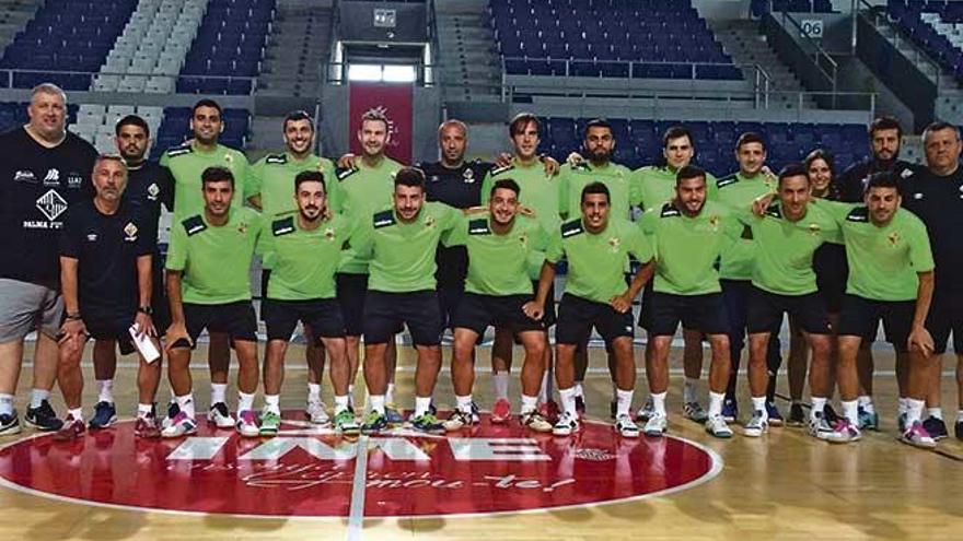 La primera plantilla al completo del Palma Futsal posa en su primera sesión de entrenamiento en el Palau de Son Moix.