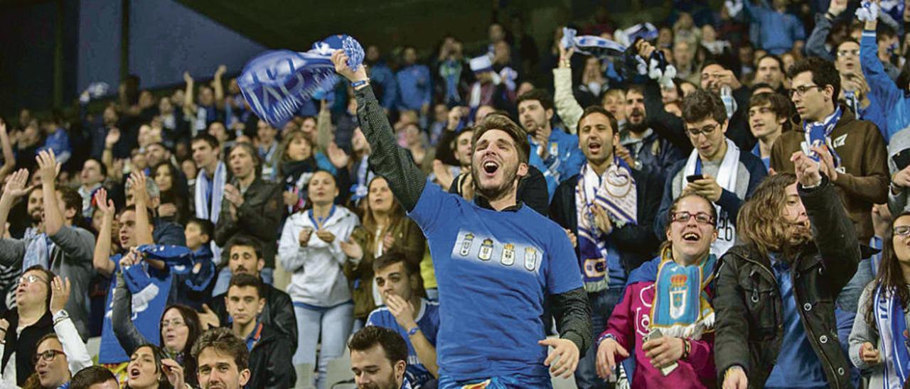 Los aficionados animan al Oviedo en el Tartiere.