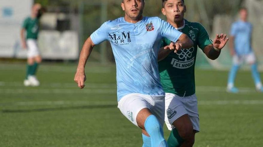 Un jugador del Moaña se lleva ayer el balón en Campo Lameiro.//G.S.