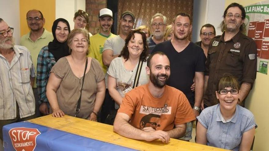 Presentació del projecte per fer reforç escolar als baixos del quart bloc ocupat per la PAHC. Asseguts, Sorinas i Hermida