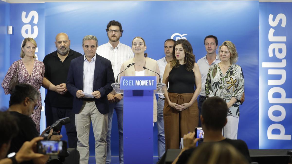 Die balearische Ministerpräsidentin Marga Prohens (Mitte) mit ihrem Kandidaten für das Parlament in Madrid, José Vicente Marí Bosó (links von ihr).