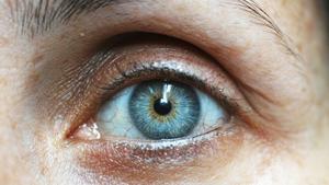 Así es la nueva moda viral en las redes sociales: operarse para tener los ojos azules