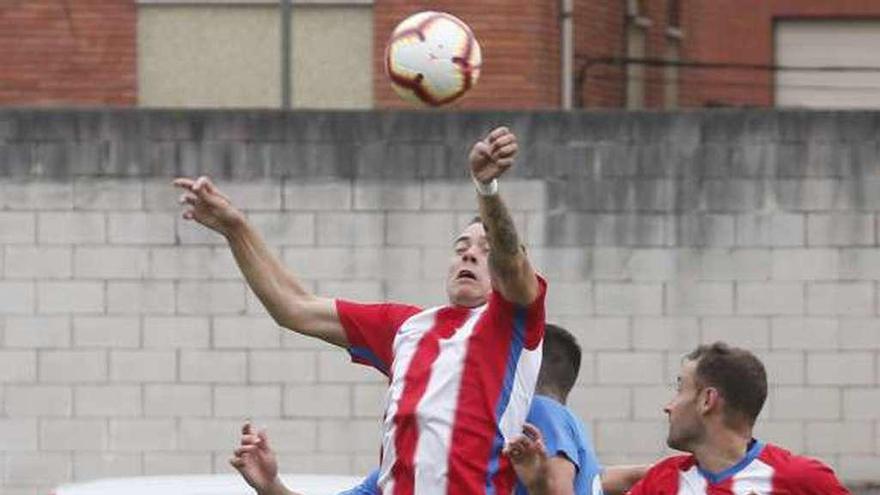 Pacheco pugna por un balón aéreo ante la mirad de Edu. // M.V