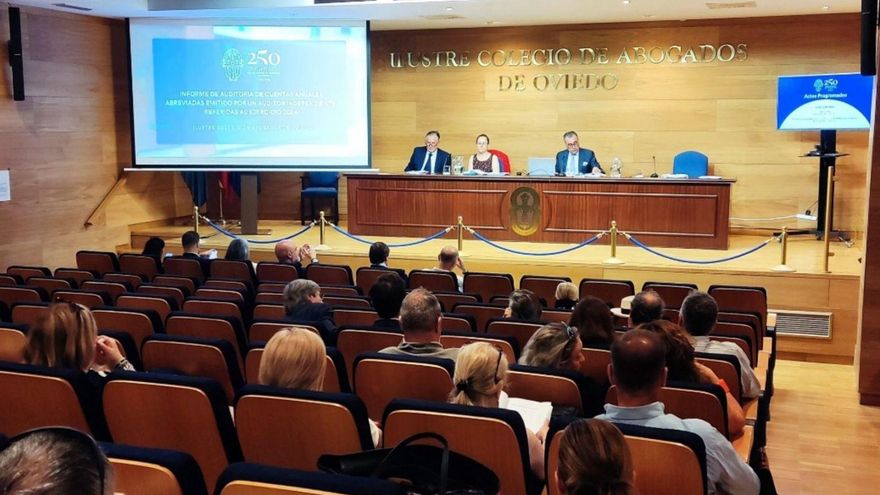 El decano del Colegio de Abogados, a la derecha en la mesa, durante la junta general ordinaria. | LNE