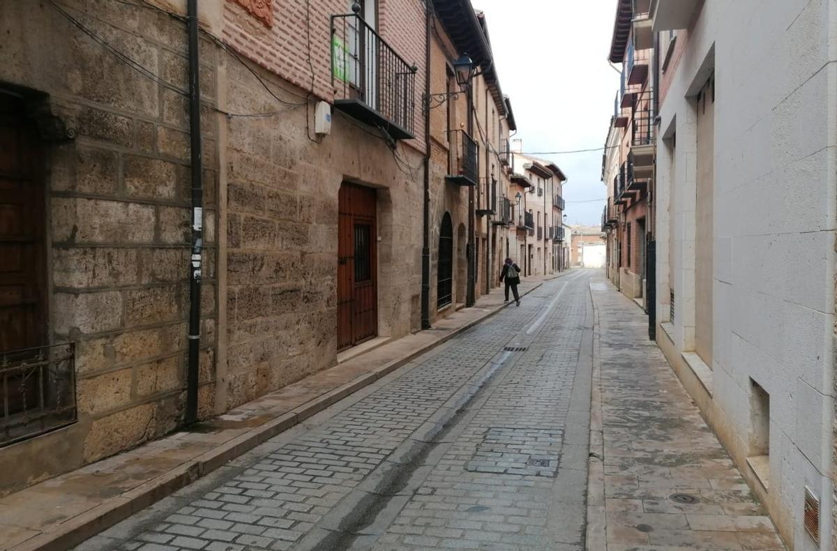 Calle Judería de Toro, en la que se han registrado filtraciones de agua en varias bodegas subterráneas. | M. J. C.