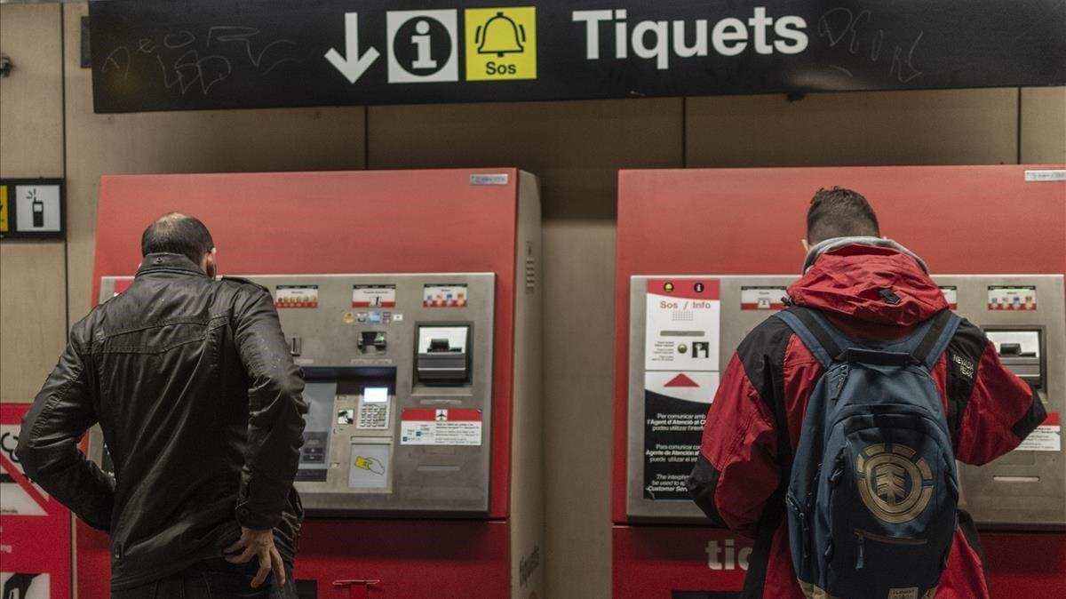 Usuarios del metro de Barcelona comprando billetes, este miércoles.