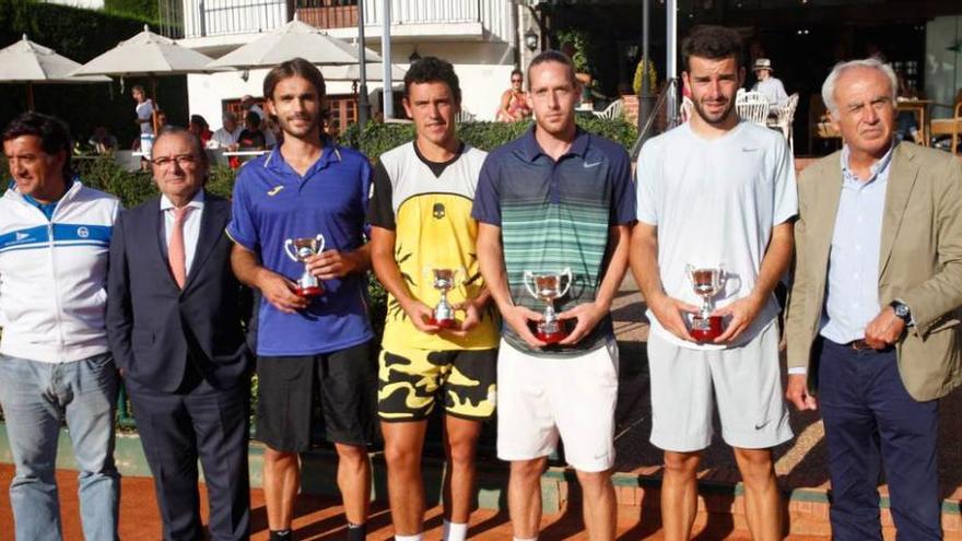 Los finalistas de dobles posan con organizadores y patrocinadores.