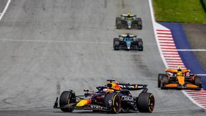 Max Verstappen liderando una carrera