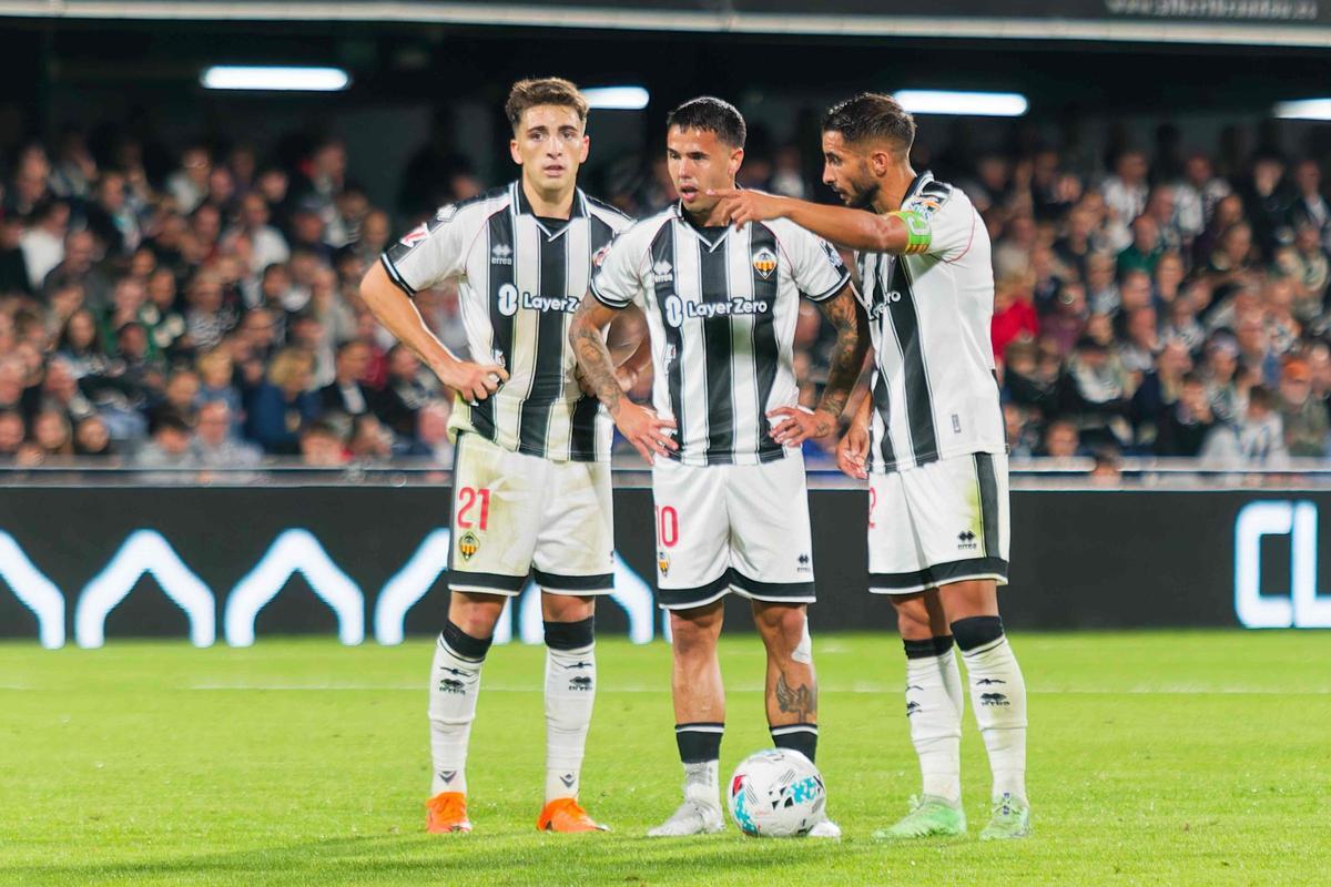 Álex Calatrava, Isra Suero y Jérémy Mellot, contra el Málaga.