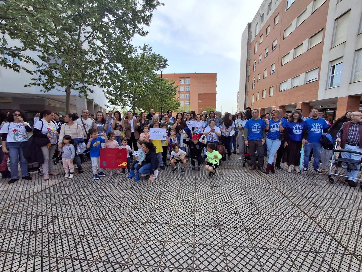 Unas 150 personas se han concentrado en la tarde de este viernes para reclamar un conserje en el colegio de Cerro Gordo en Badajoz.