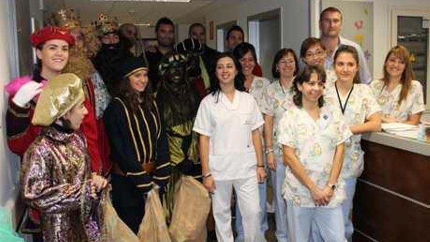 Un momento de la visita del Torrevieja al Hospital.