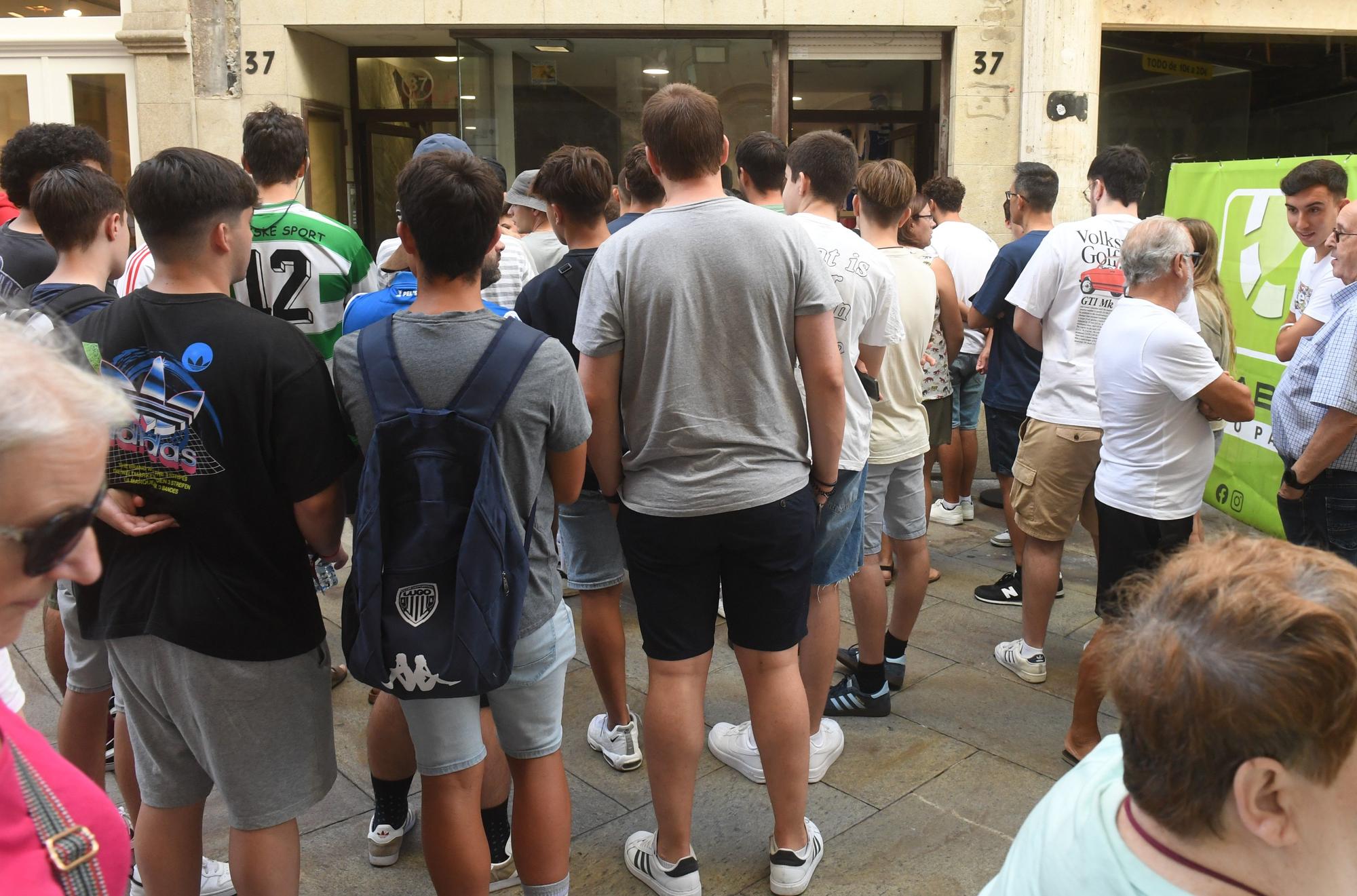 Furor por las camisetas de fútbol de la calle Real de A Coruña