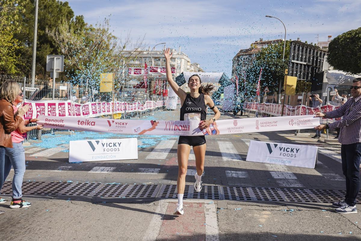 Llegada a meta de la ganadora, Alicia Álvarez
